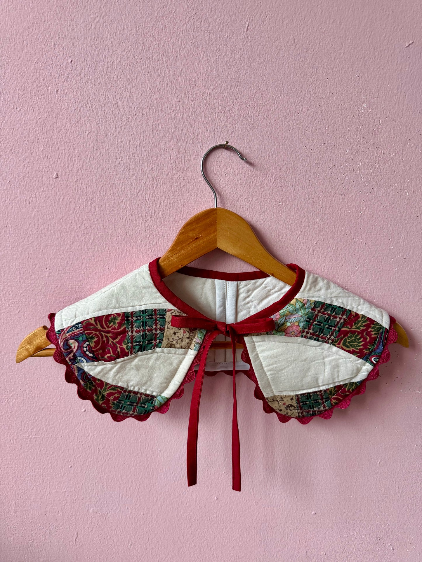 Patchwork collar with burgundy trims