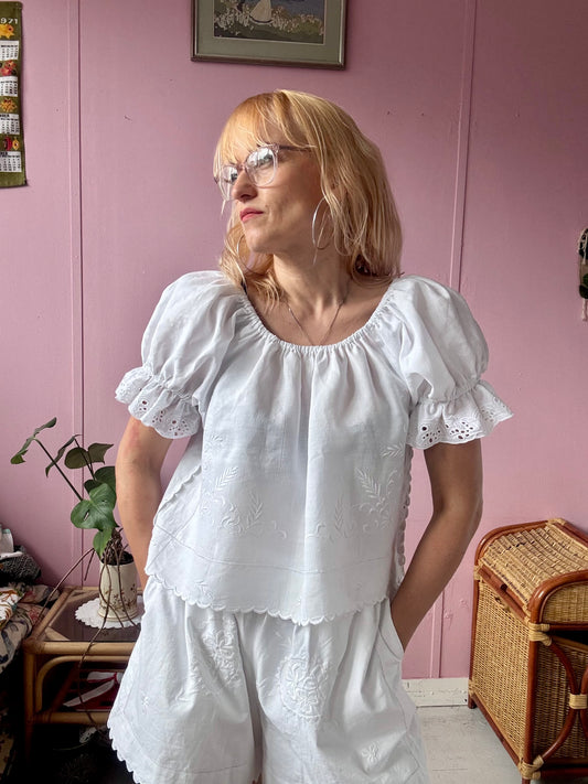 White top with frilly sleeves
