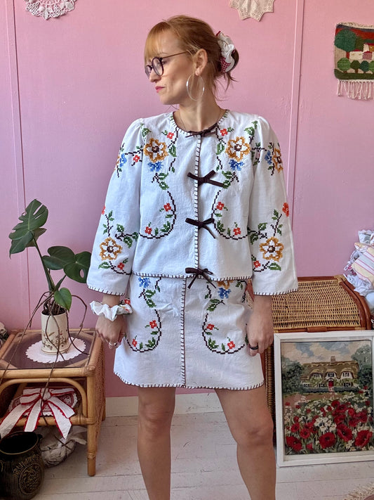 Embroidery set with brown bows