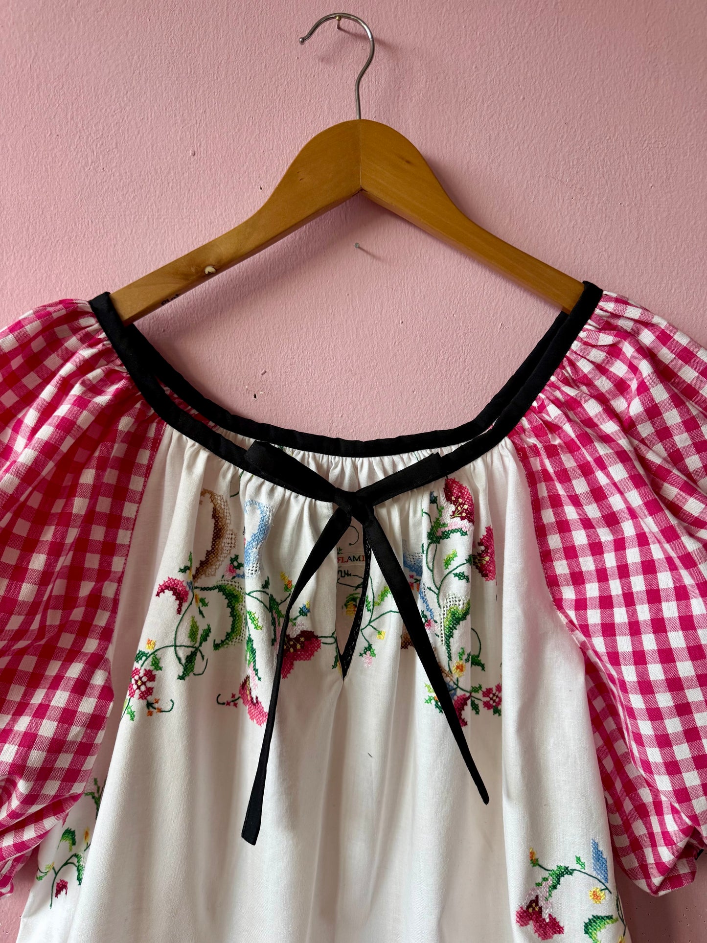 Embroidery blouse with gingham sleeves
