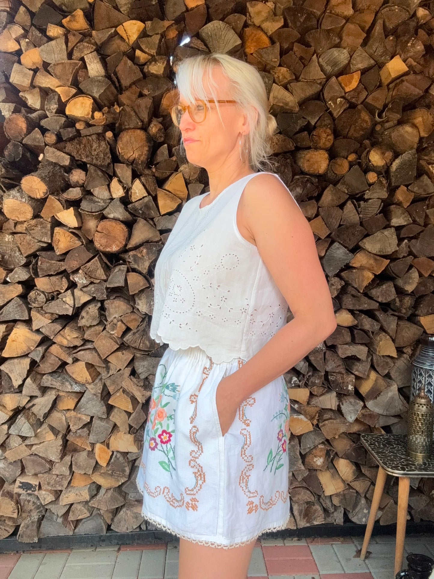 Embroidery shorts with lace hemline trim