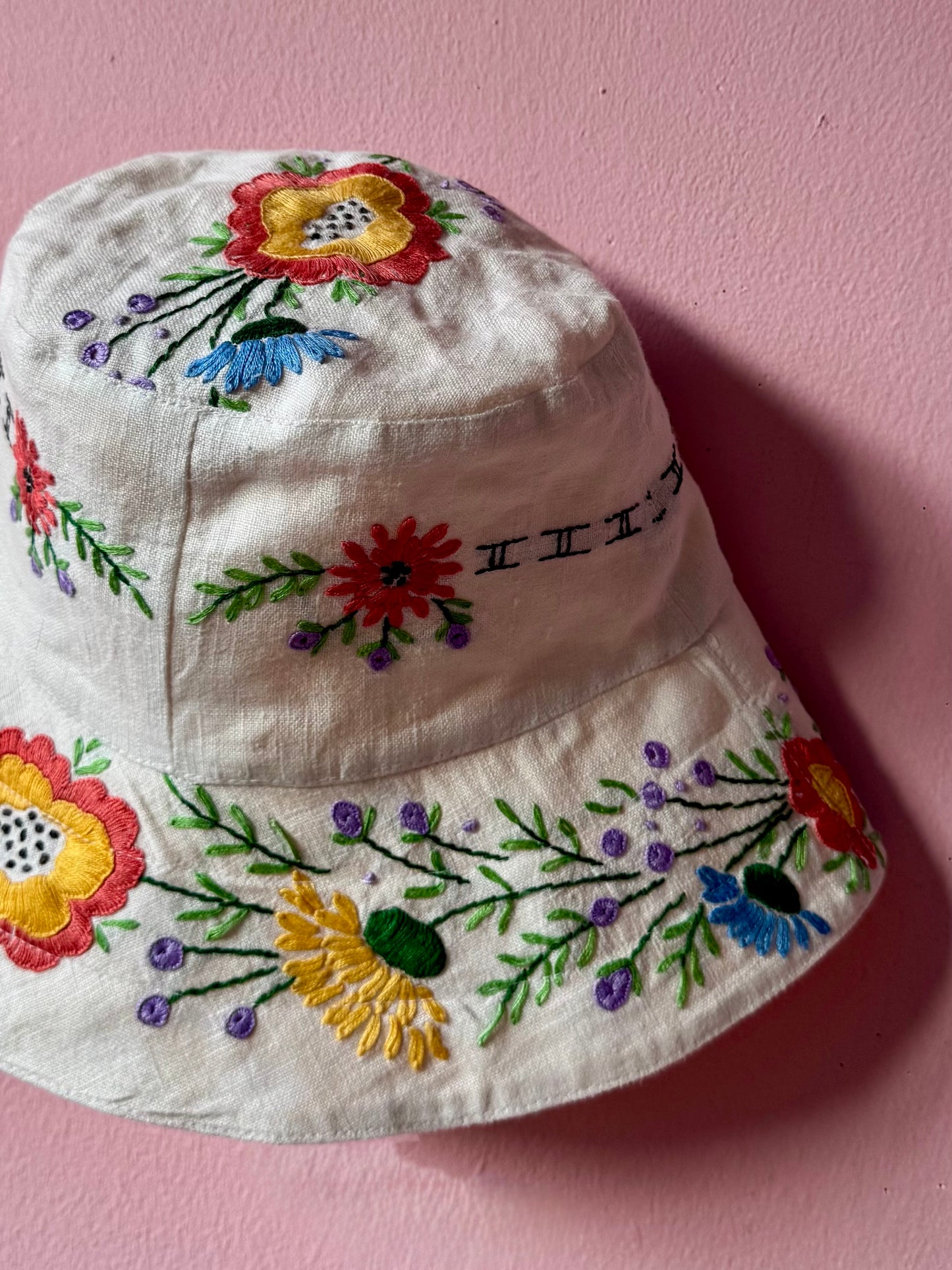 White bucket hat with floral hand embroidery