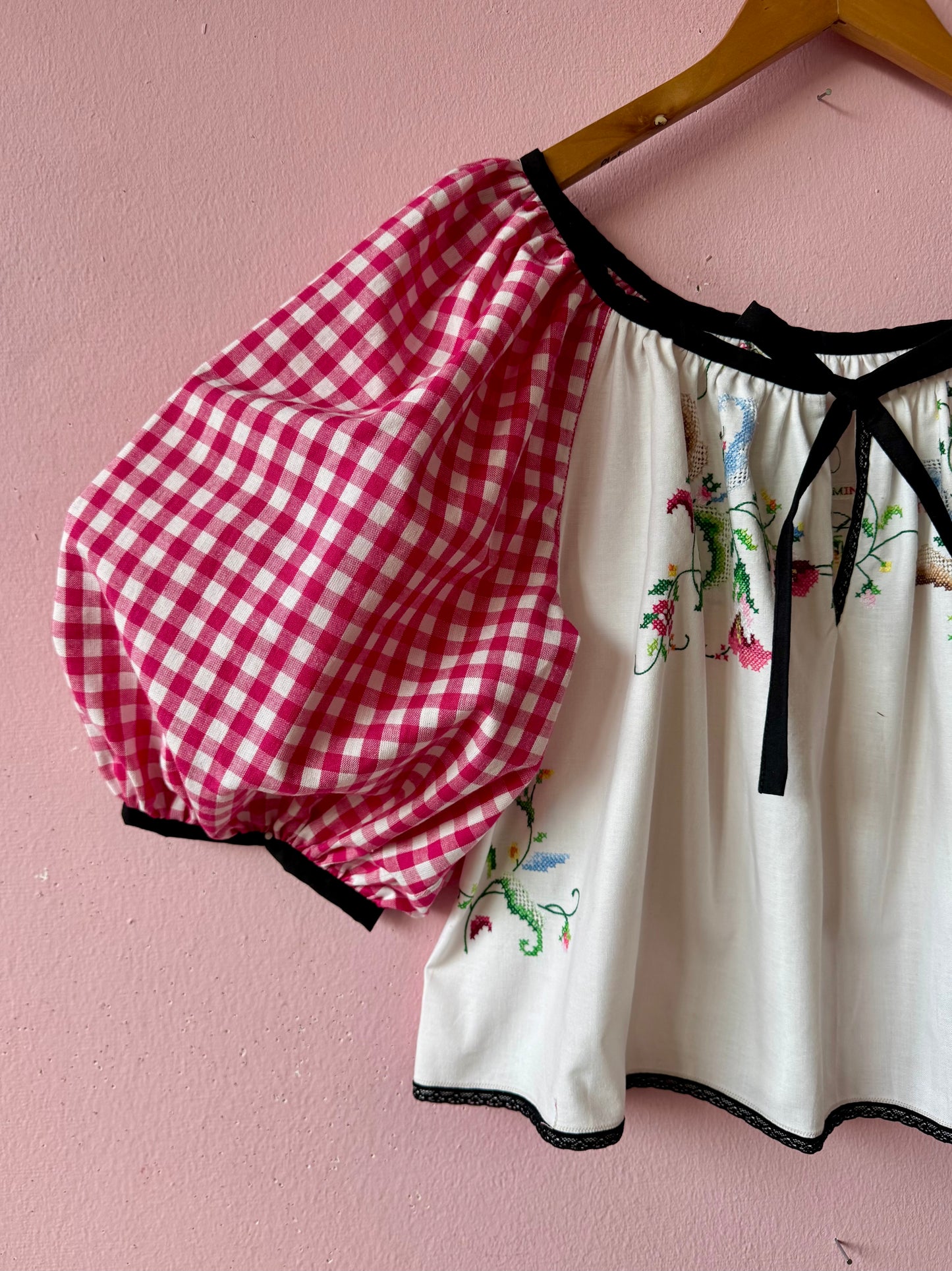 Embroidery blouse with gingham sleeves