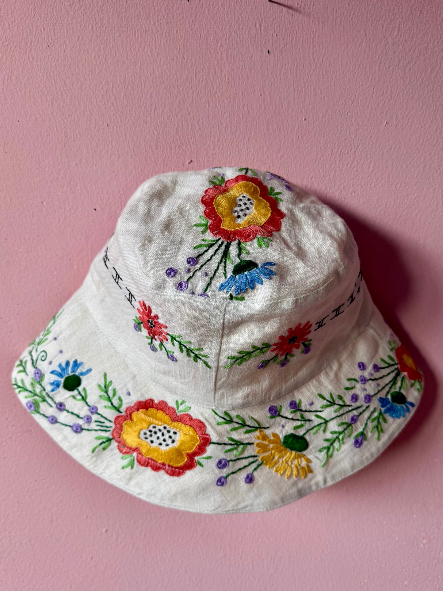 White bucket hat with floral hand embroidery