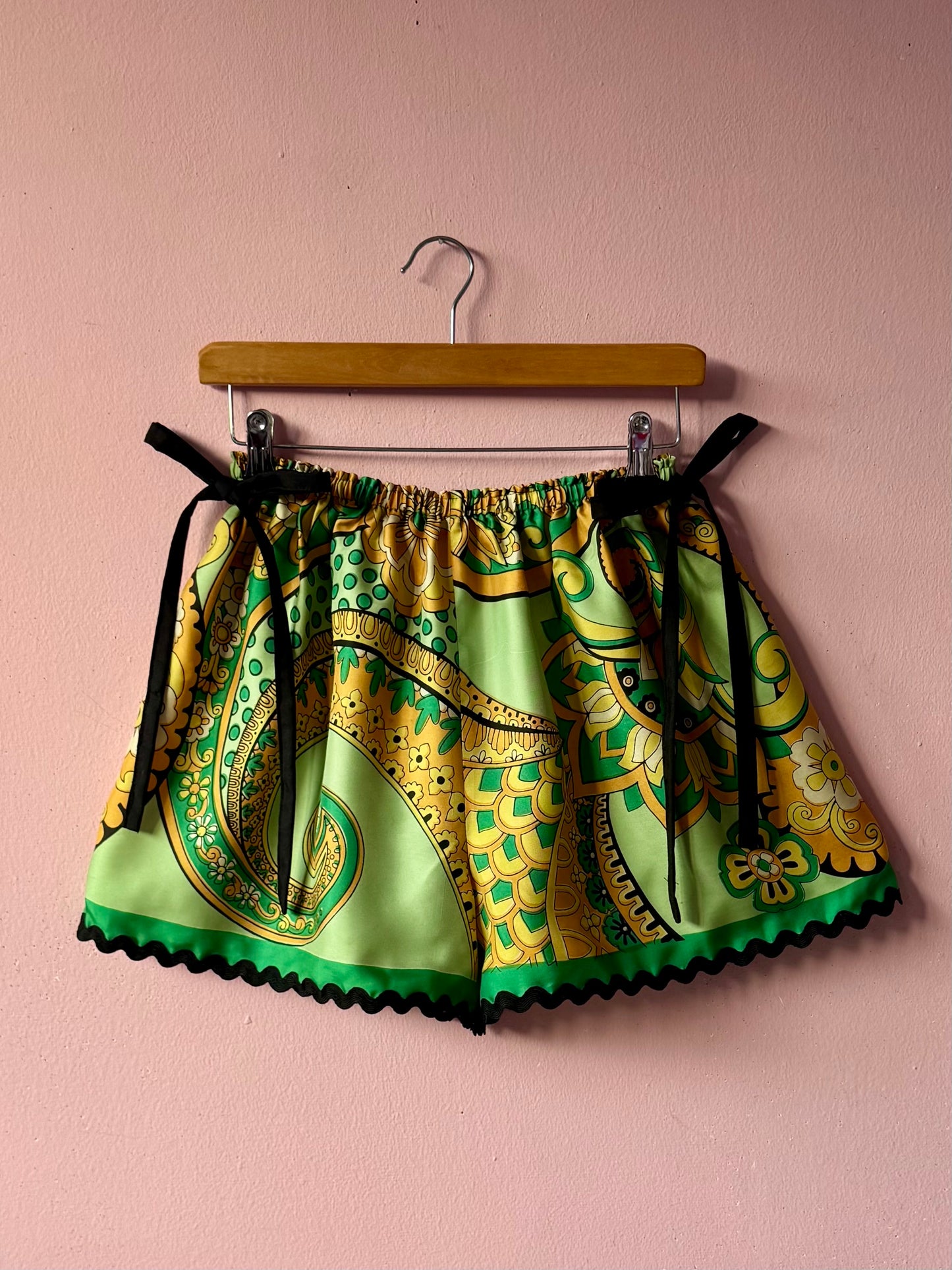 Vintage scarf shorts with black bows