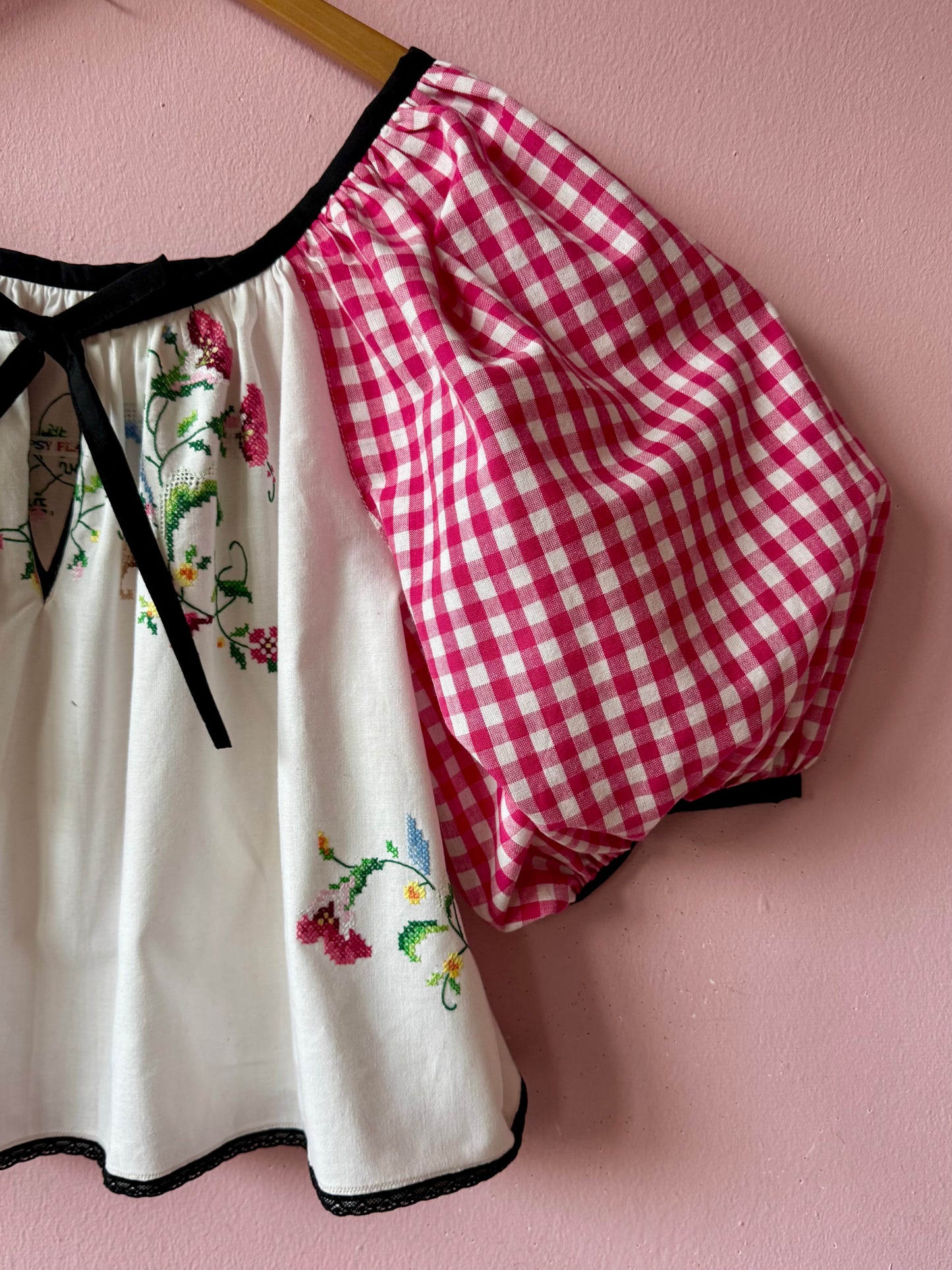 Embroidery blouse with gingham sleeves