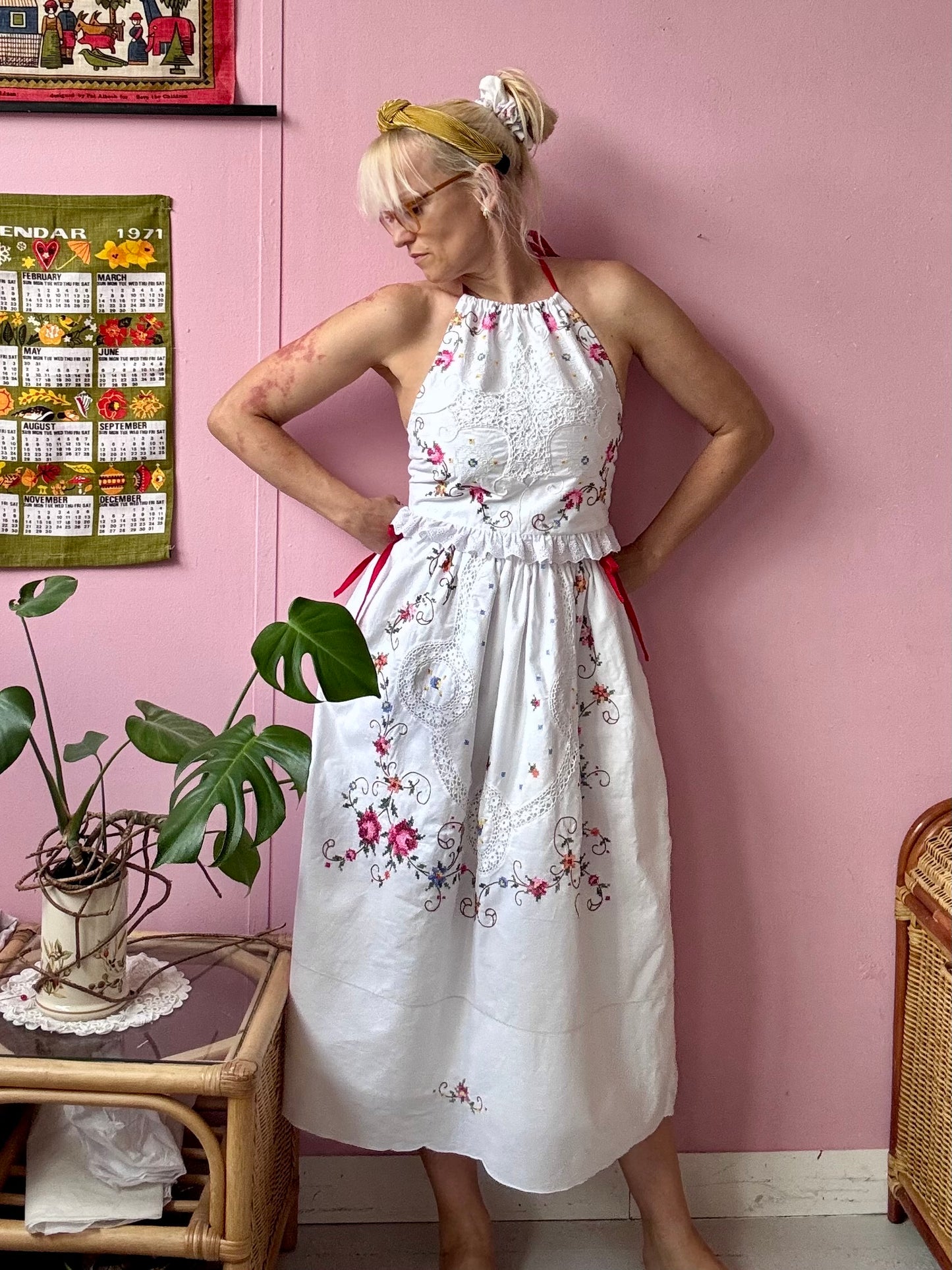 Embroidery skirt set with red bows