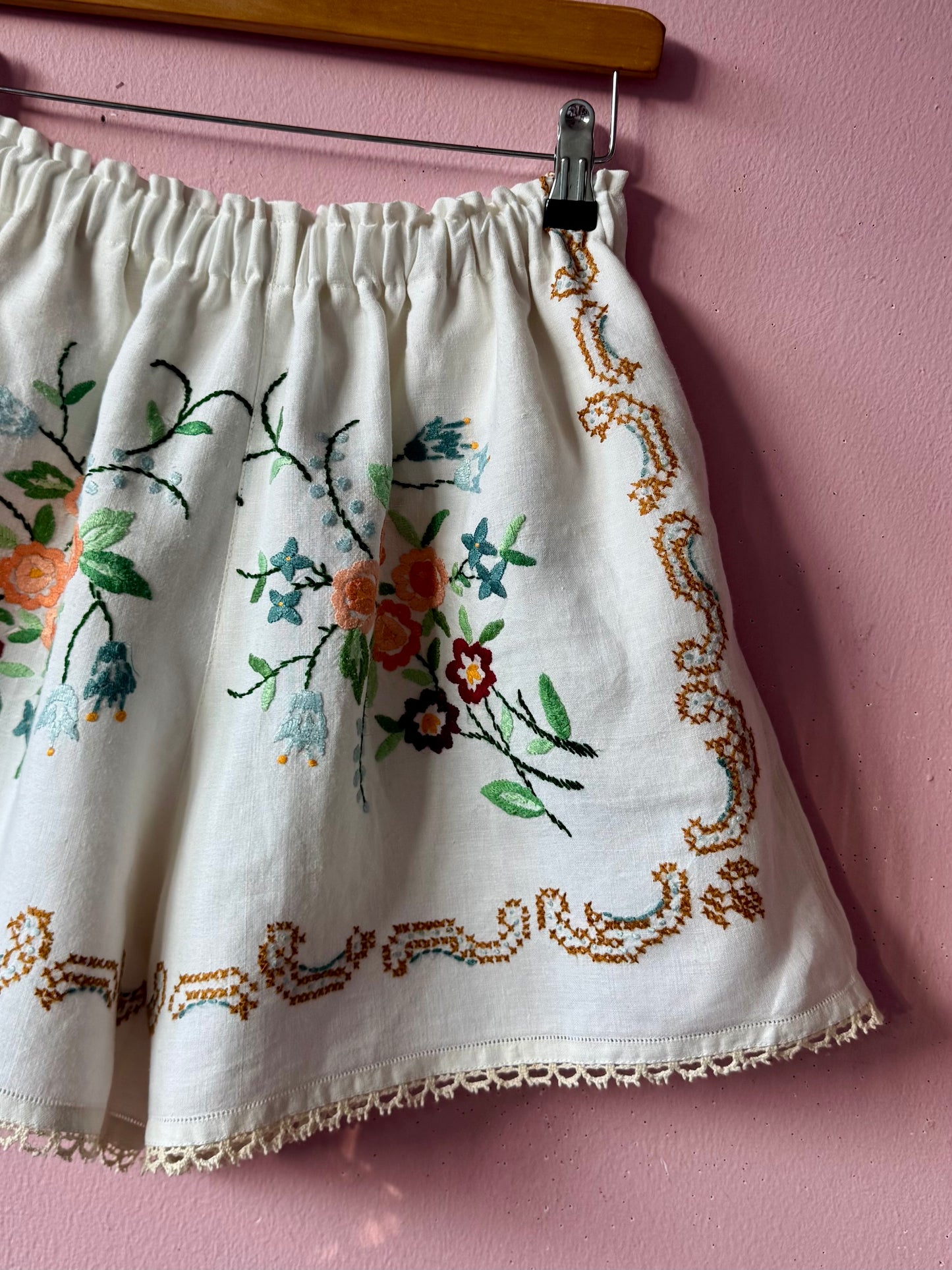 Embroidery shorts with lace hemline trim