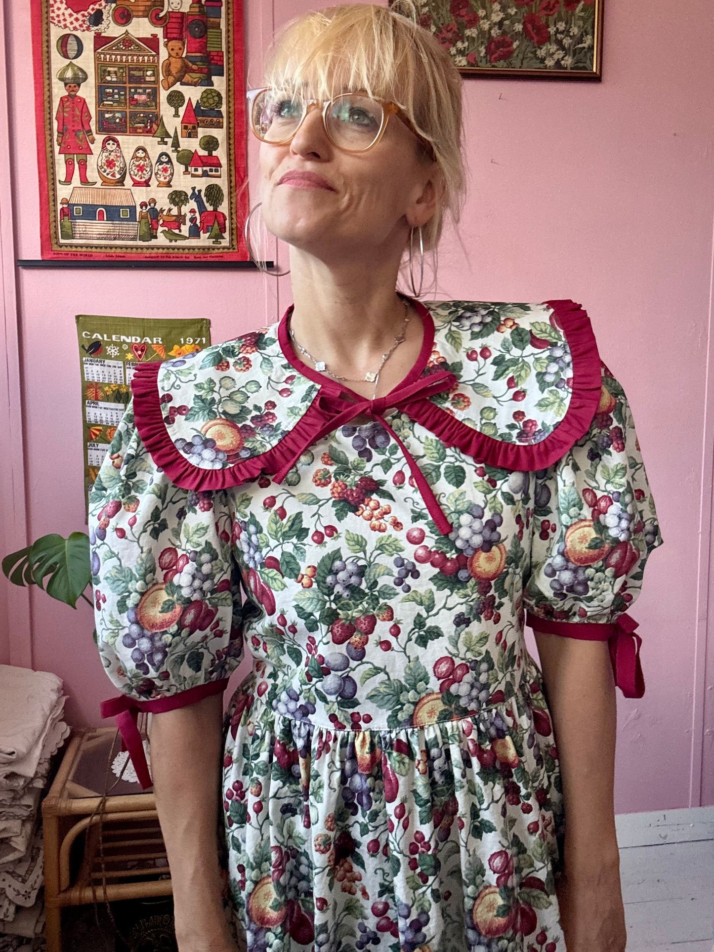 White fruity dress with detachable collar