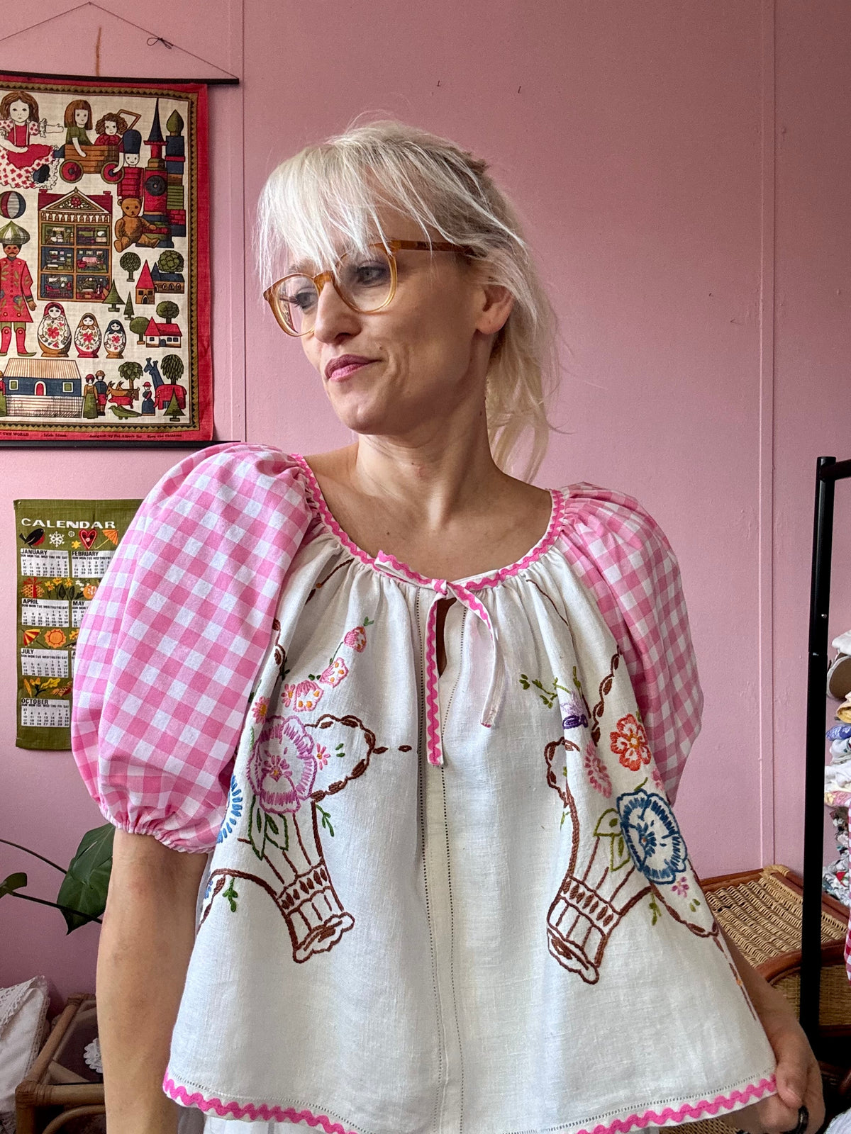 Embroidery and gingham blouse with short sleeves