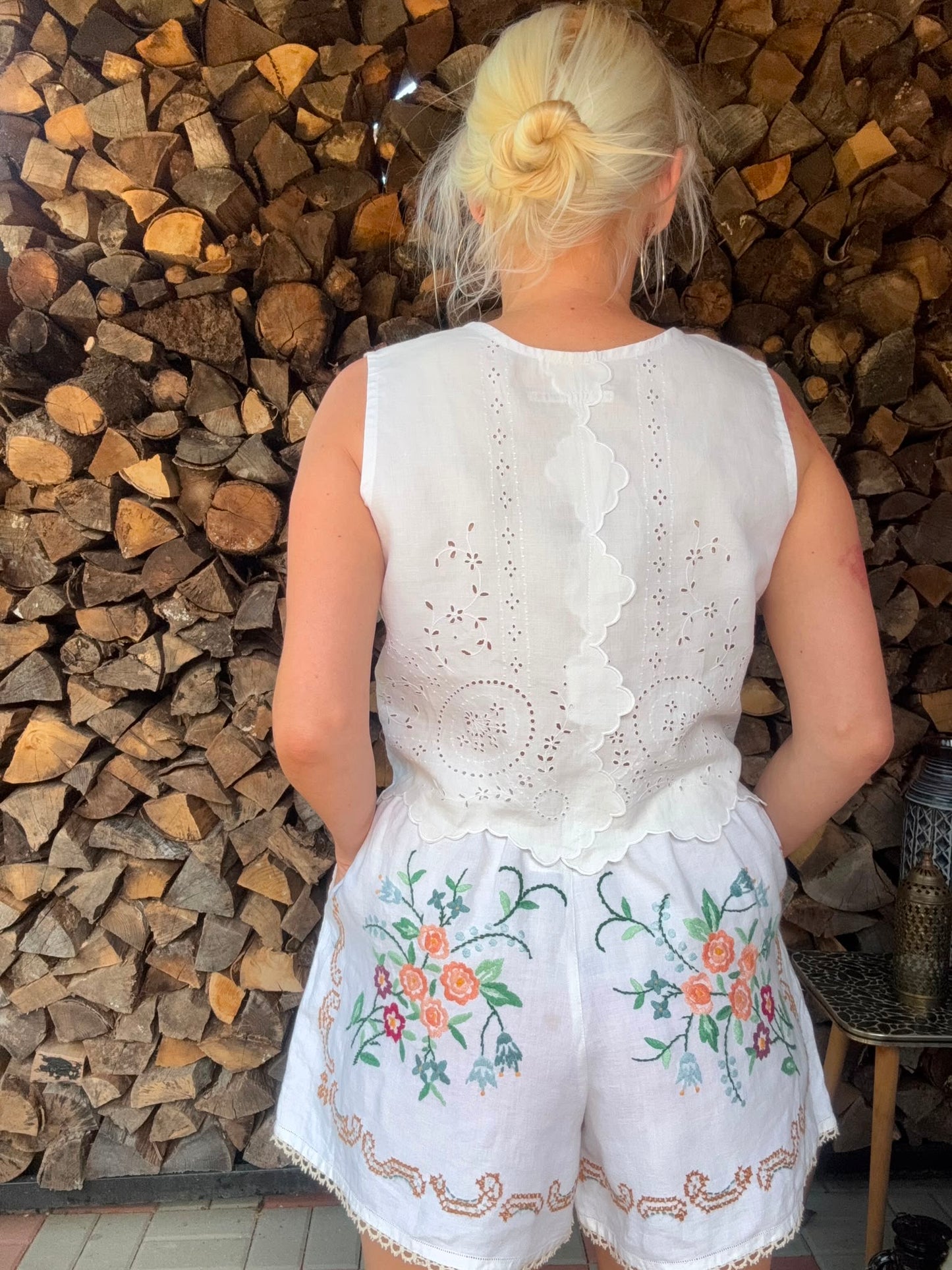 Embroidery shorts with lace hemline trim