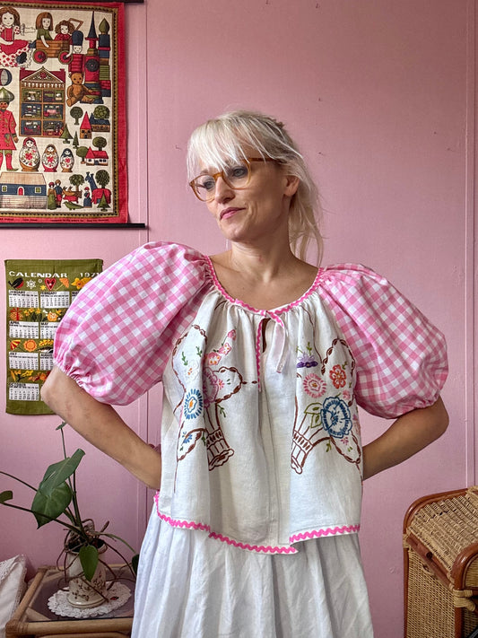 Embroidery and gingham blouse with short sleeves