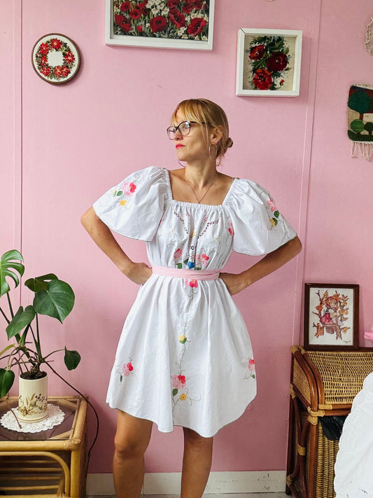 Floral appliqués short dress with pink belt