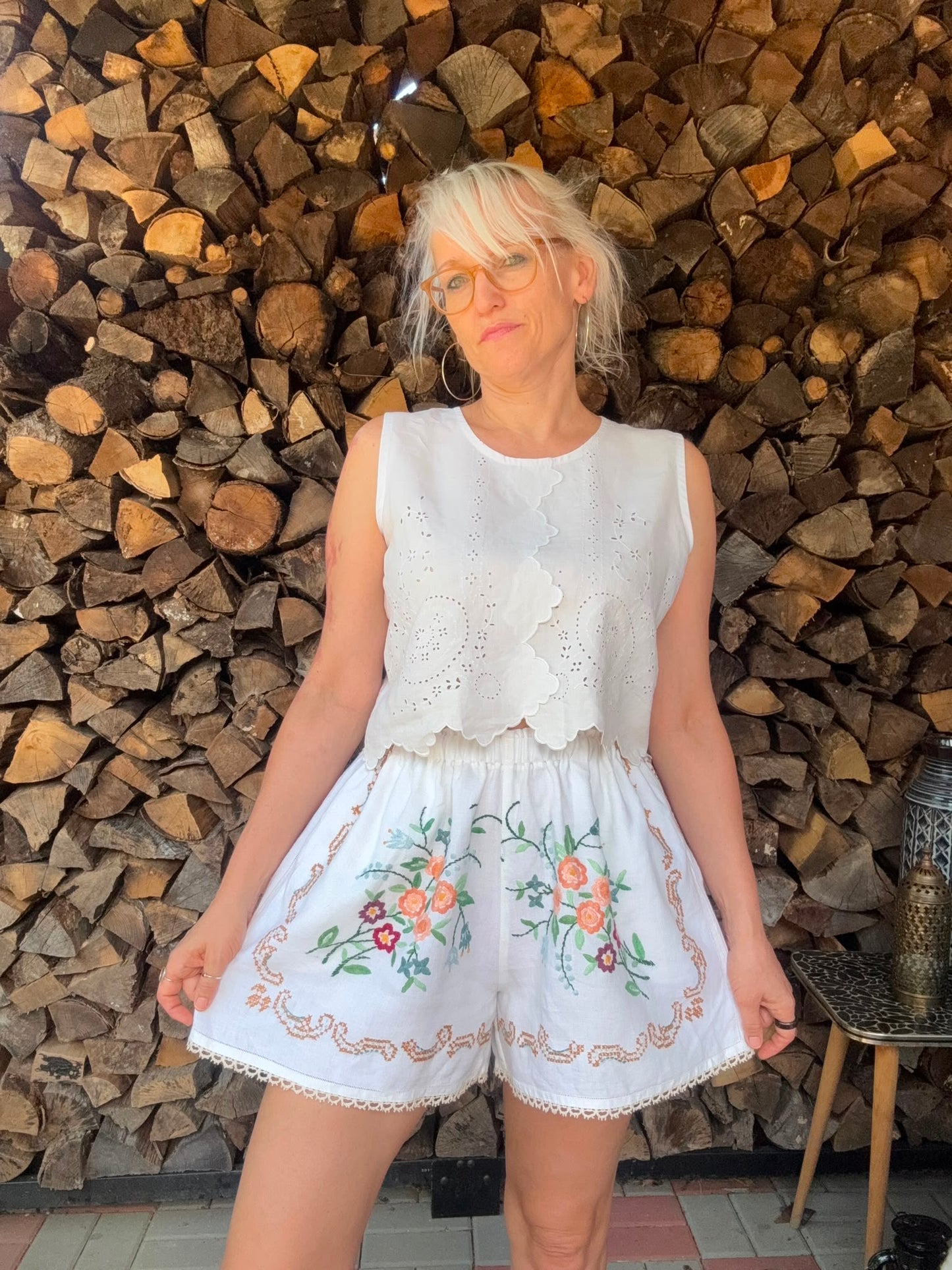 Embroidery shorts with lace hemline trim