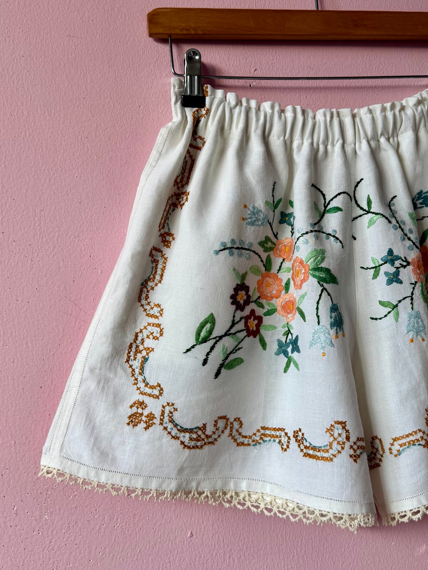 Embroidery shorts with lace hemline trim