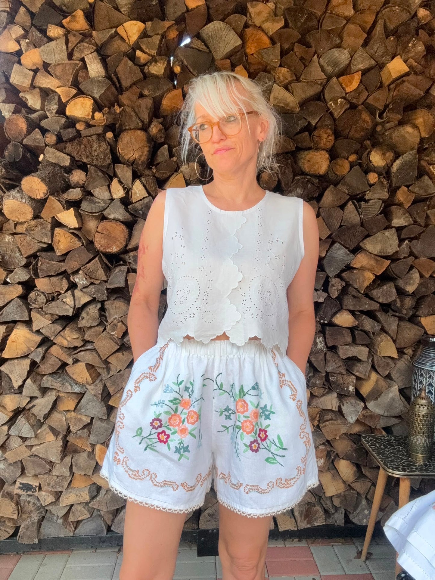Embroidery shorts with lace hemline trim