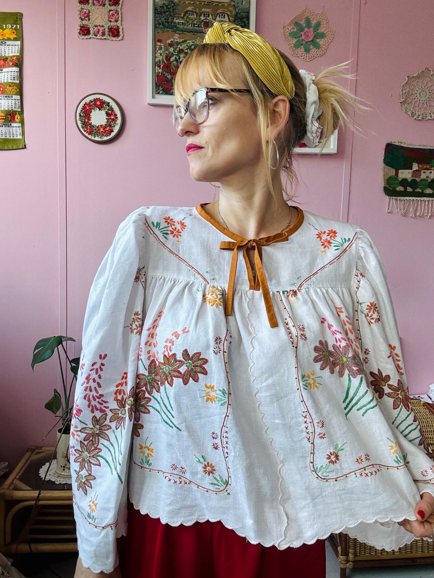 Linen blouse with floral embroidery and wide sleeves