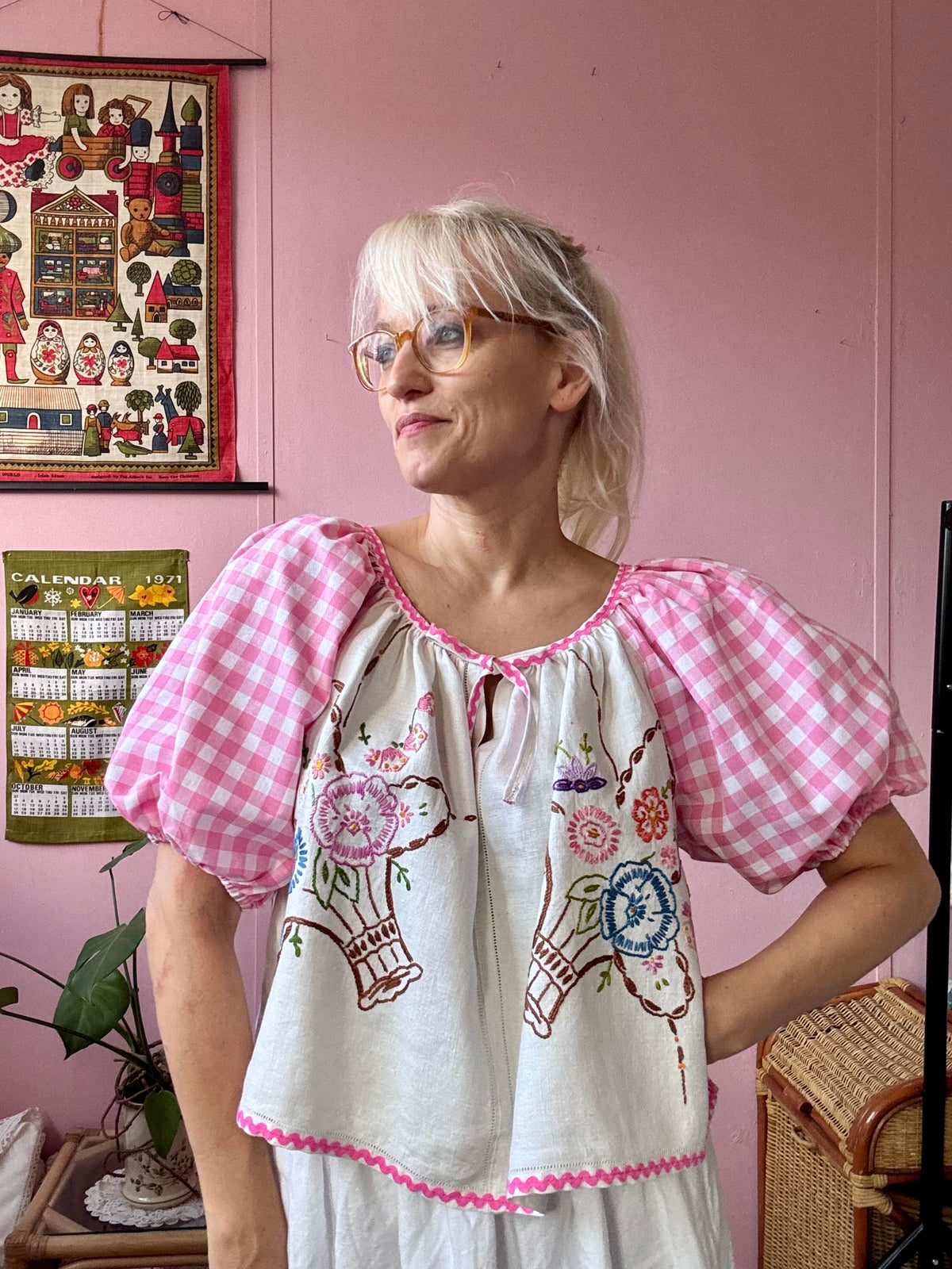 Embroidery and gingham blouse with short sleeves