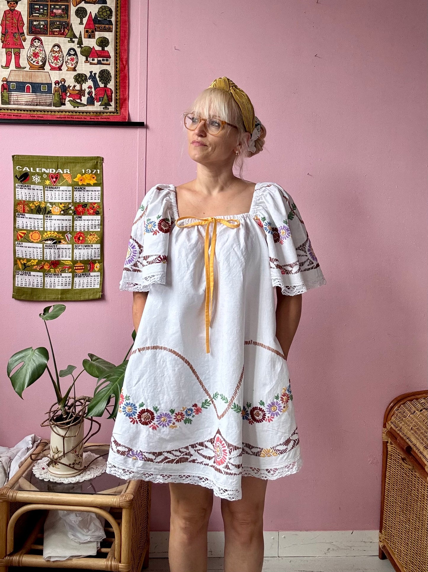 White mini dress with embroidery and yellow bow