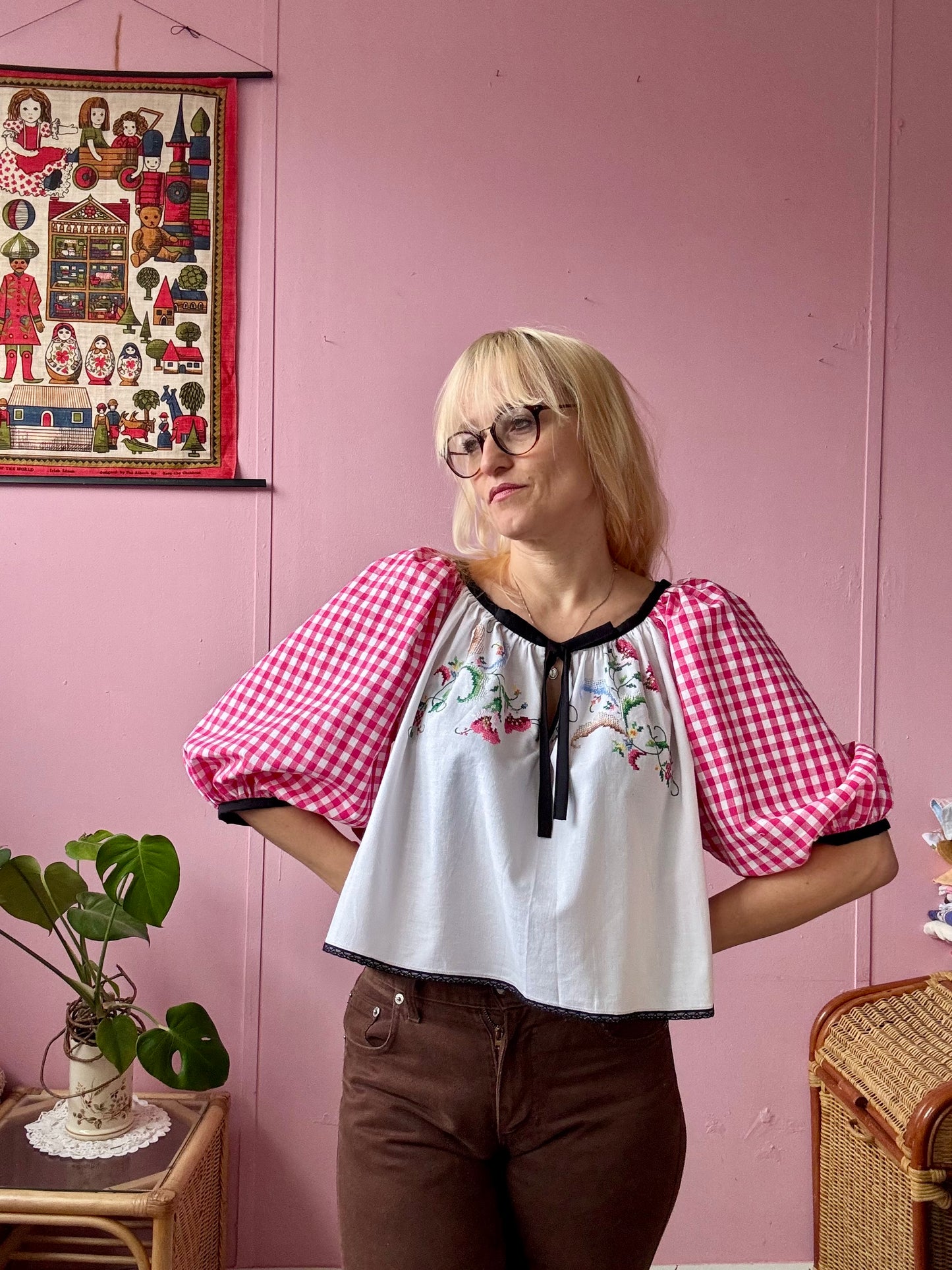 Embroidery blouse with gingham sleeves